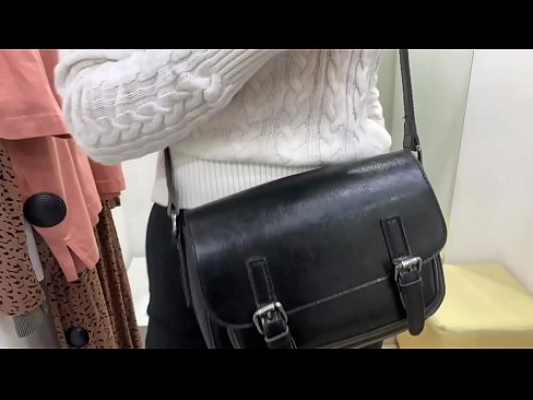 ❤️ Masturbazzjoni pubblika tal-kelba żagħżugħa FeralBerry b'dildo fil-kamra tal-armar ❤❌ Porno vk lilna mt.xxxpornolive.ru